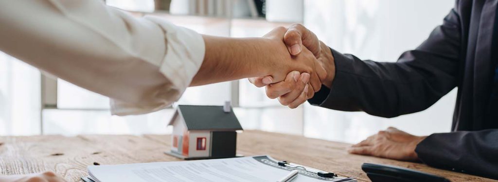 Zwei Menschen schütteln die Hand