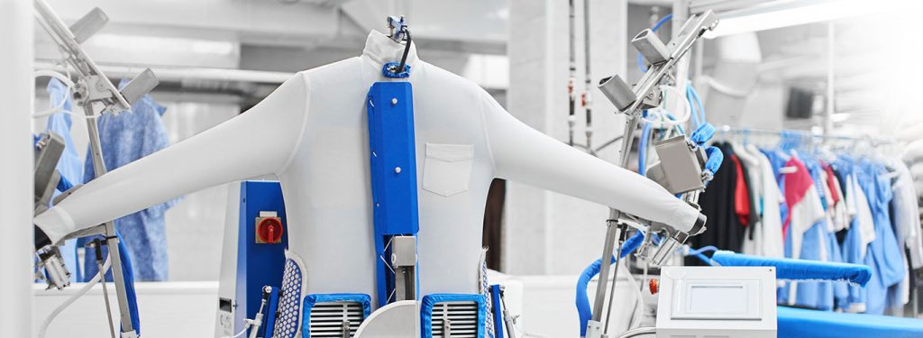 Maschine zum Dampfbügeln von Kleidung in der Reinigung