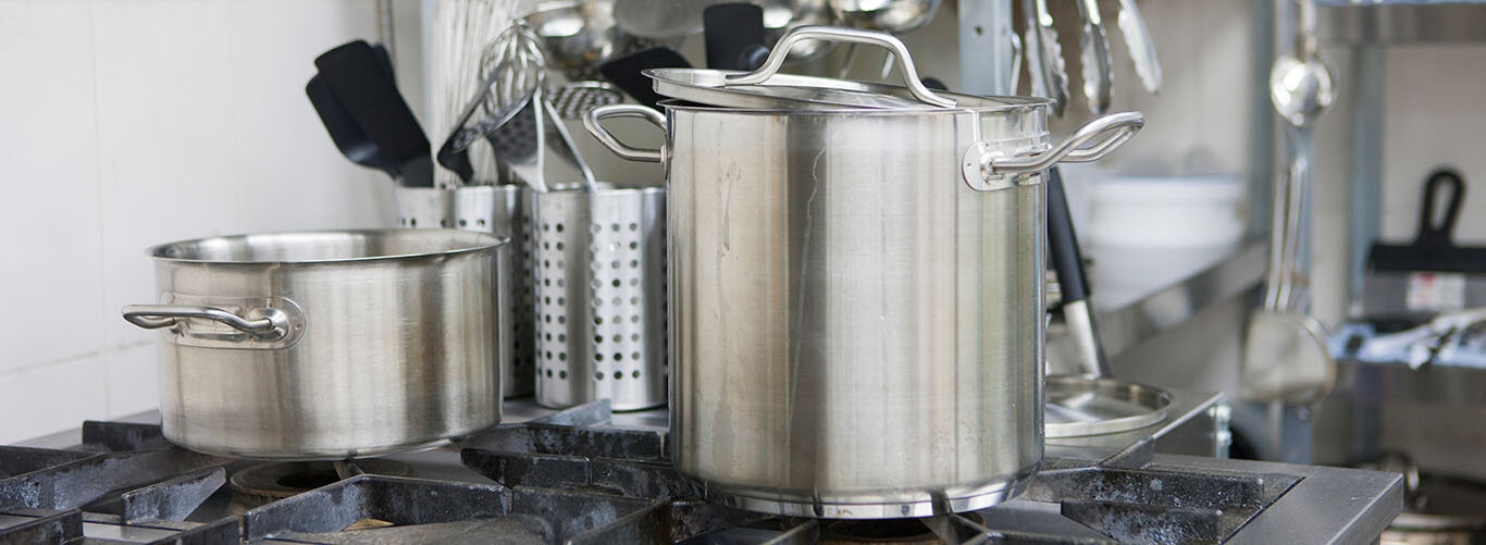 Professionelles Gaskochfeld mit Töpfen