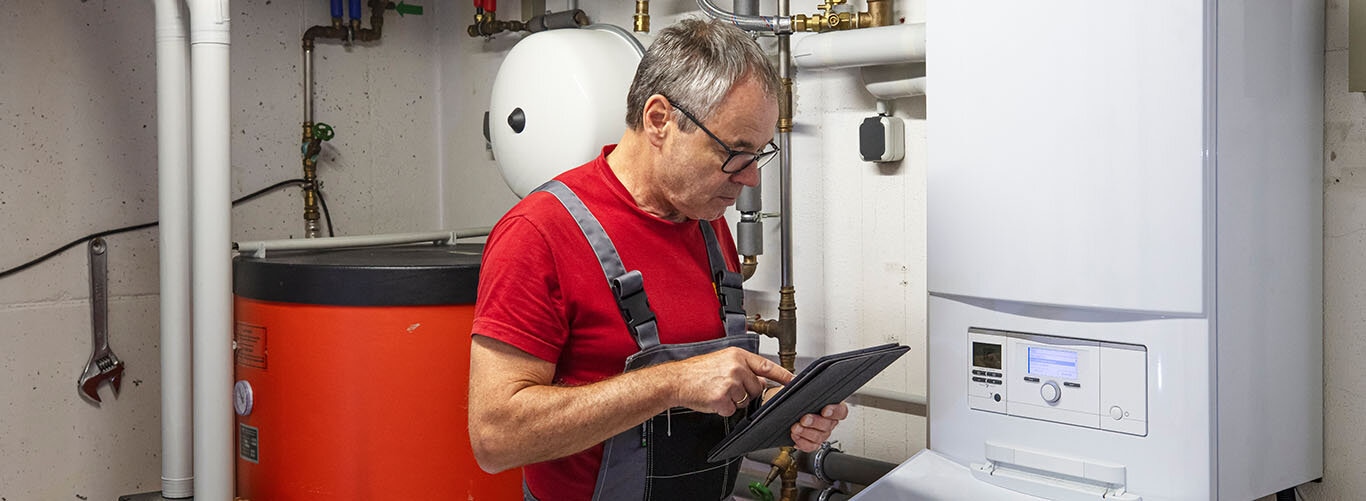Monteur stellt Heizung ein